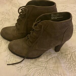 White Mountain Tan Heeled Boots